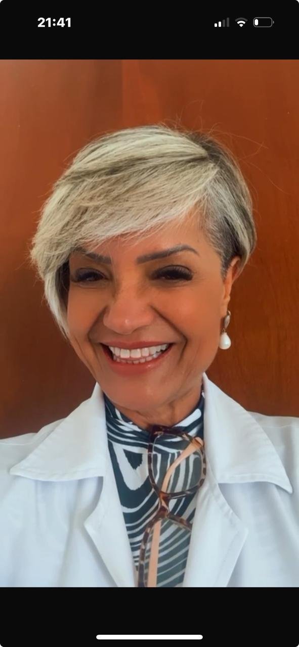 Dra. Lily, Eliene de Paula, enfermeira, em jaleco